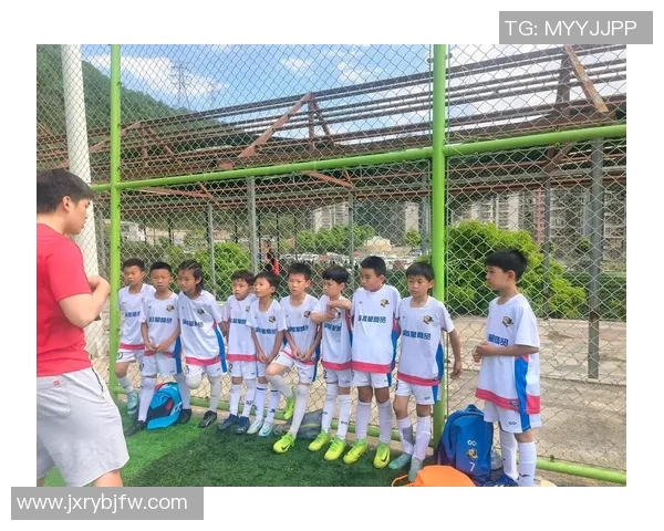 聚焦球场巨星:从足球到篮球的顶尖运动员全面解析与风采展示 聚焦球场巨星:从足球到篮球的顶尖运动员全面解析与风采展示